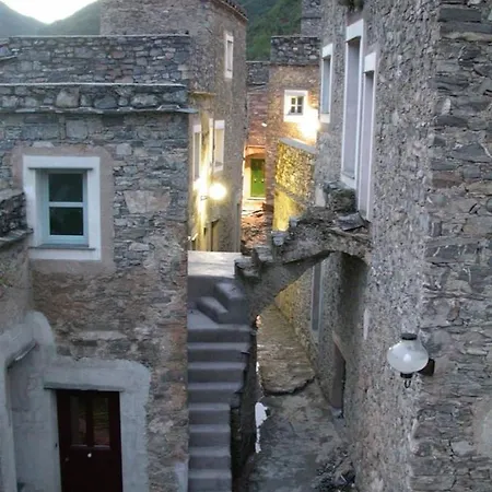 La Scala Within A Stunning 13th Century Setting * Colletta